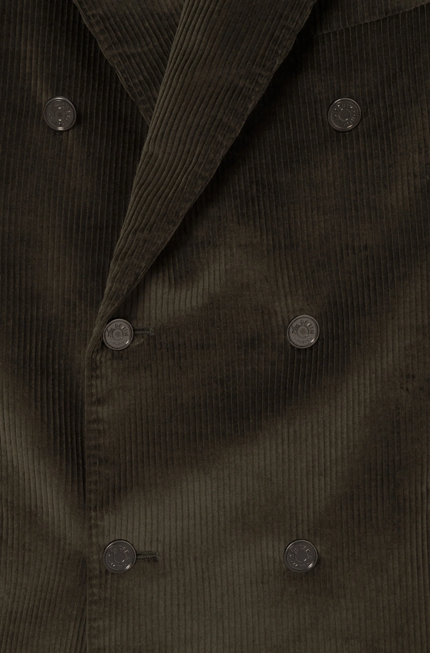 Détail des boutons en métal de la veste croisée en velours kaki